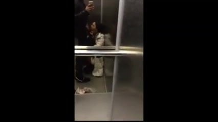 Devouee au desir de son homme dans un ascenseur - De gay de los vídeos que dan un beso chicos de gay
