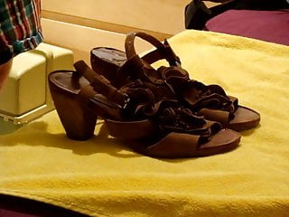 Cumming on girfriend&#039;s brown wedge sandals