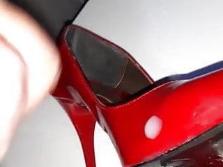 COLLEAGUE&#039;S RED POINTY PUMPS GET THE LOAD