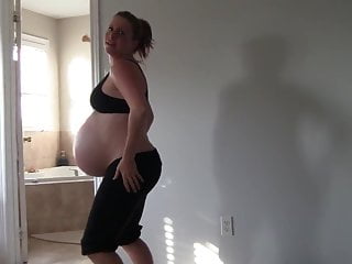 Une belle pute enceinte qui danse