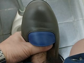 Fuck and cum in colleague&#039;s shoes