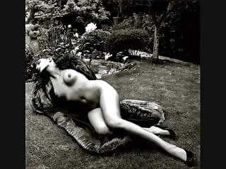 Cold Beauty - Helmut Newton&#039;s Nude Photo Art