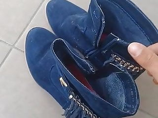 Gf&#039;s suede bleu boots pissing