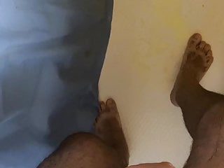 Pissing on my feet and legs in the shower