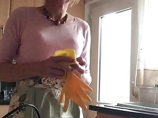 Rose 1950&#039;s housewife washes the dishes