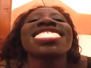 Deutsche Negerin saut mit Sperma rum - Bild 1