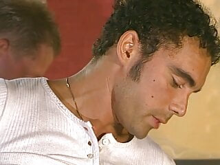 Brunette Milf bekommt auf Bukkake viel zu schlucken - Bild 3