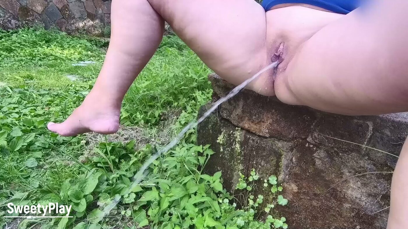 .BBW long peeing sitting outdoors.
