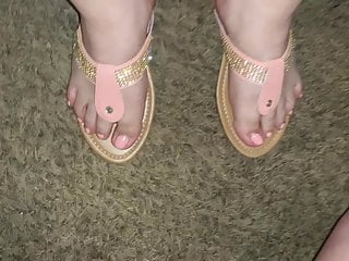 Sexy pink toes feet cumshot...