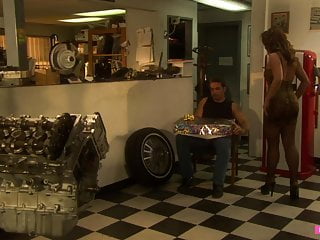 Arsch fick in der Werksatt! - Bild 2