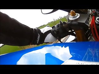 Un Motard Fait Une Pause Branlette