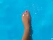 Foot in pool (Stopala u bazenu)