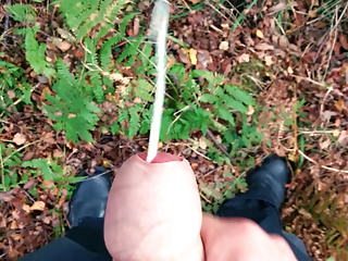 Outdoor wank and cum...