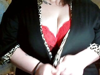 Webcam Bbw Closeup video: BBW Raven Bonez loves playing with her tits