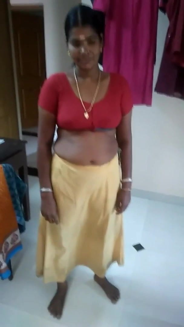 .Malayali hot aunty in a saree shows her nude body to neighbor.