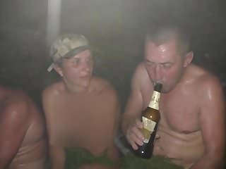 Machos russos numa sauna portatil no mato
