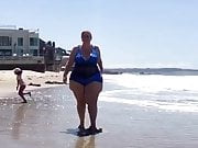 Granny loira da bunda gigante  na praia 