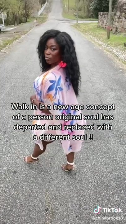 Sexy Ebony MILF with Bootylicious walk