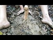 Exhib de la salope dans la boue 
