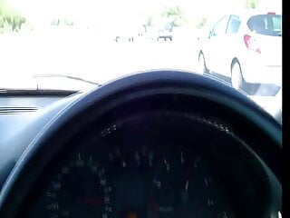 Blowjob waehrend der Autofahrt - German MILF Gives Blowjob - Bild 2