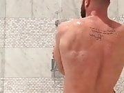 Ducha de um homem gostoso