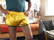 sexy satin shorts in gelb