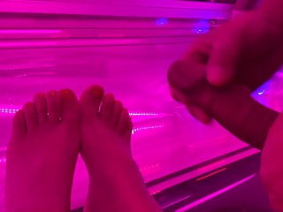 Cum on my wifes feet in the Solarium 