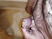 Small cock dude pissing in the tub in slomo