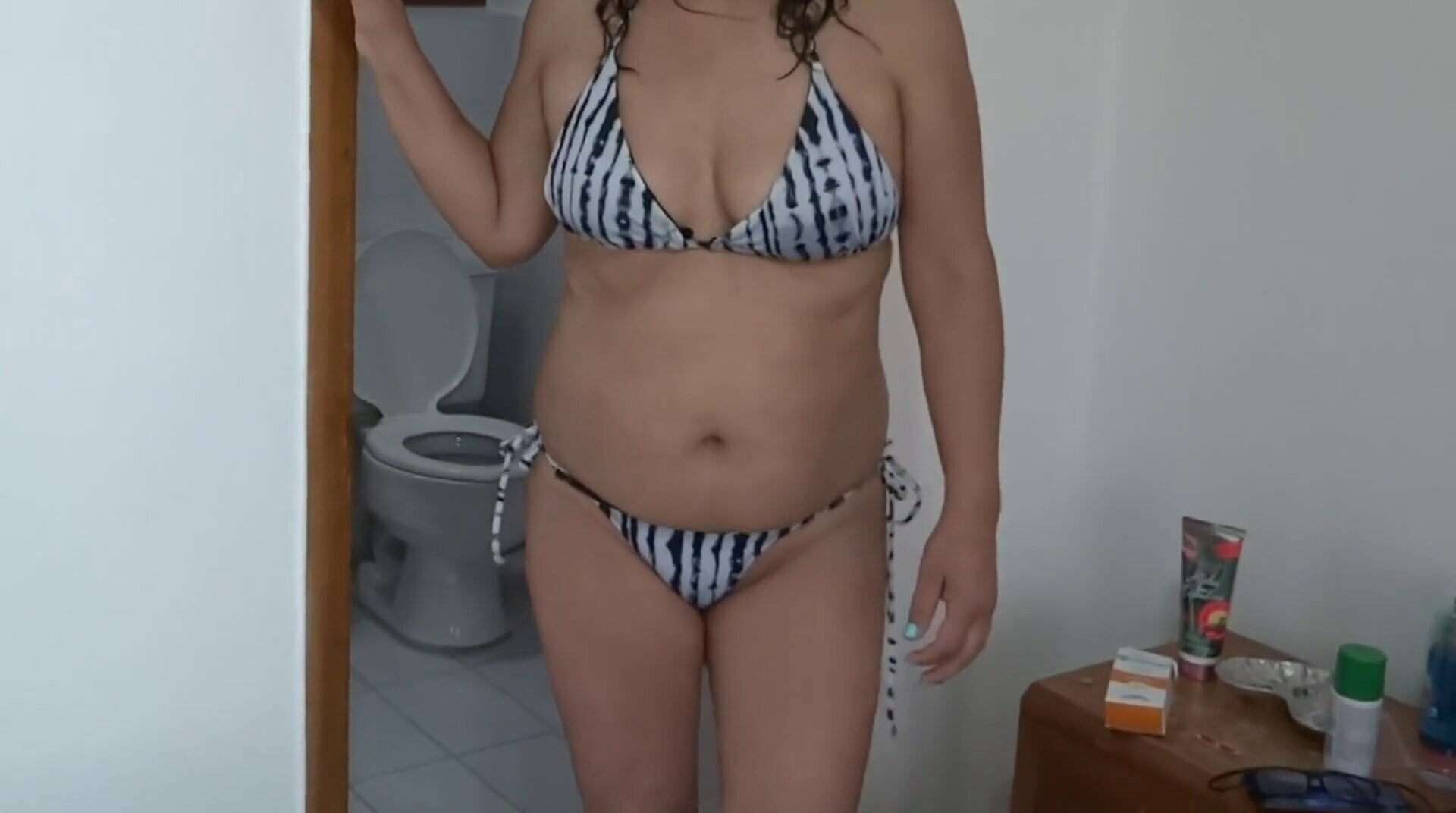 After the beach I go home with a stranger, I urinate and I show myself before being penetrated