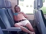 Junge Frau zeigt sich im Zug