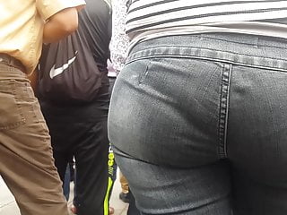 MILF BIS ASS IN JEAN WALKING  - Bild 1