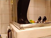 PISSING SHOES27 