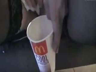Drecksau sauft eigene Pisse bei McDonalds!