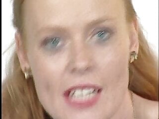 Rothaarige Milf Dildo rein und Schwanz blasen - Bild 3