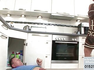 Ehefrau fickt Handwerker weil Sie kein geld da hat - Bild 3