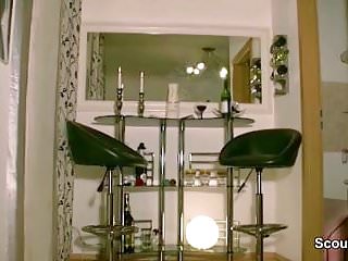 Tochter treibt es mit dem Pizzaboten als die Eltern weg sind - Bild 2