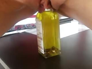 Ein Sexy Mädchen Steckt Eine Riesige Flasche In Ihrer Engen Muschi