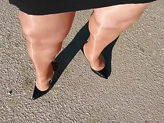 Roadtrip in shiny pantyhose and high heels