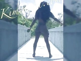 tranny twerking in broad daylight