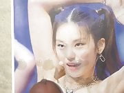 ITZY Yeji Cum Tribute Cum on her armpit and face + piss